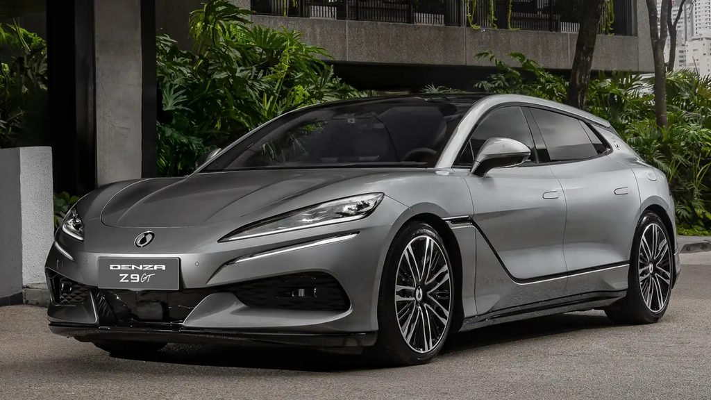 Vista frontal e lateral do modelo elétrico Denza Z9 GT na cor cinza, exibindo design esportivo e moderno.