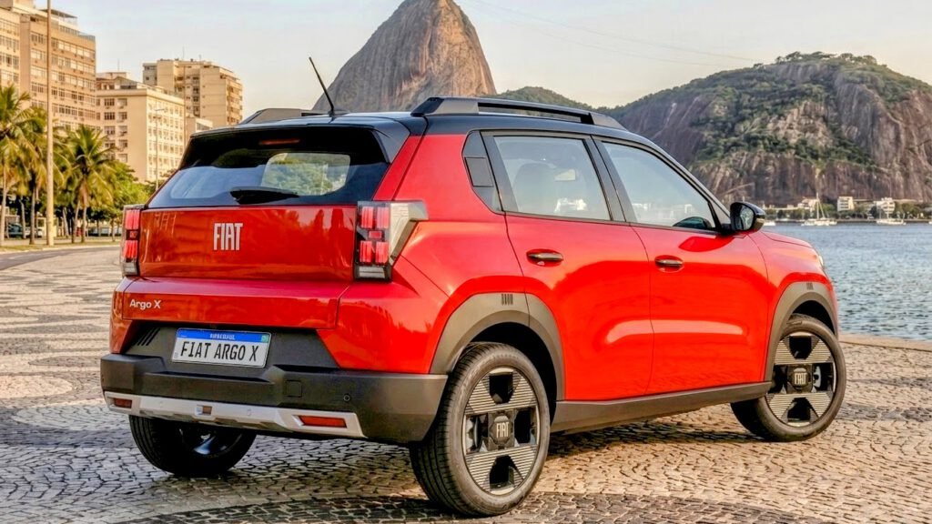 Projeção digital da traseira do Fiat Argo X 2027, destacando as lanternas em estilo pixel, o formato quadrado da carroceria e o visual robusto de crossover compacto.