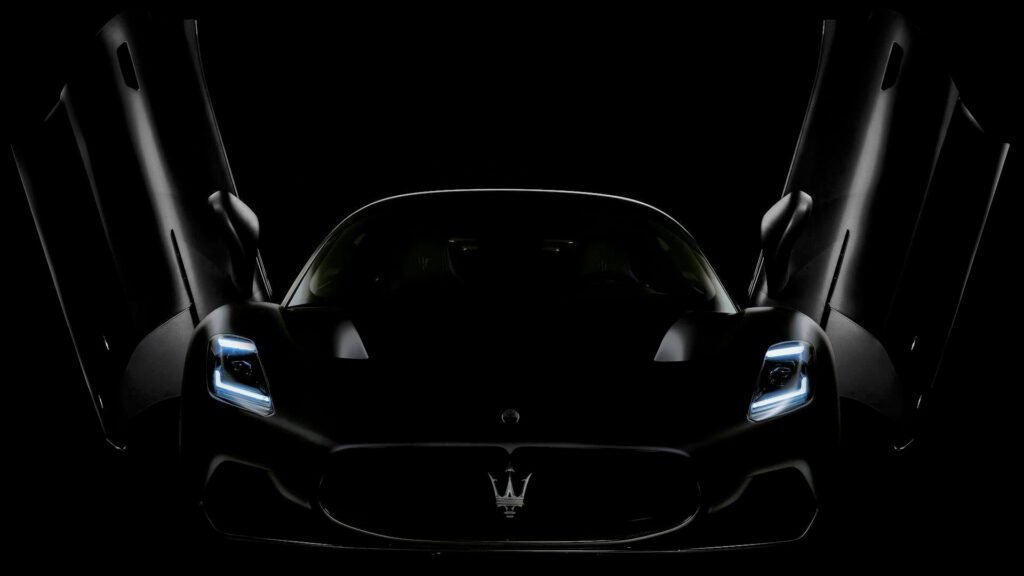 Superesportivo Maserati MC20 em exposição, destacando o lançamento oficial do portal de notícias automotivas GiroAuto